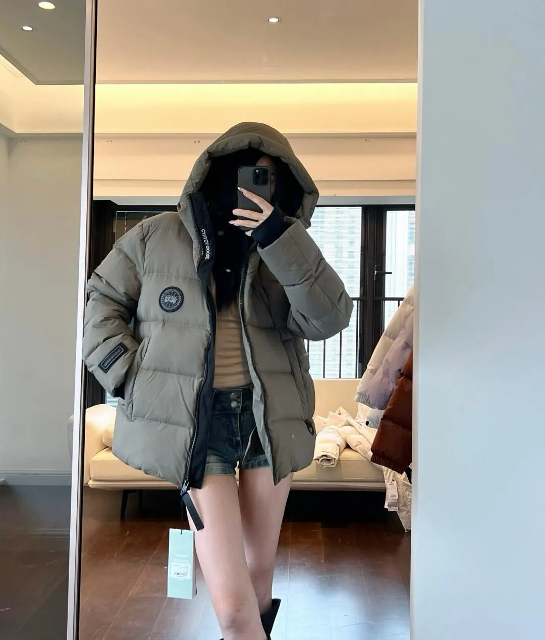 P880 Big Goose Ouyang Nana Second Generation (higher version) Canada goose Canada Goose Black Label Down Jacket A must-have in the outerwear world, the Big Goose Black Label down jacket! The latest designer styles! The goose down jacket has always been a popular element of fashion and is loved by experts from all walks of life! Fashionable hooded cut, high-end customer-supplied fine goose down, high resilience, smooth zipper, strong and firm. Pockets on both sides can store small items, free your hands, and you can go out without worries. It can also meet the need of putting your hands in your pockets👏👏Produced by Big Goose, it can be used as a group uniform by many celebrities. This down jacket uses a double-layer anti-down lining design, which has strong windproof performance and will be very warm in winter! Newly labeled white duck down filling, high fluffiness, windproof hooded design. When walking outdoors, pull the collar to the highest position, put your hands in the pockets and it will be very warm. It can be easily controlled by all body types! The interior is equipped with an elastic snow skirt design for better wrapping. The simple and neat style design highlights the masculine temperament. The impeccable style is classic and never goes out of style. It is warm and practical, and it is versatile! You can enter with your eyes closed!  Color: Black Khaki Size: XS-XXL